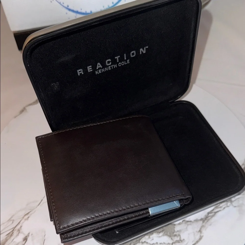 Kenneth Cole Reaction Dark Brown Wallet and Keychain Set